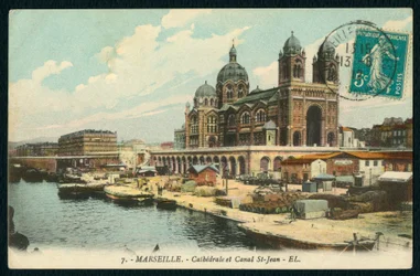 Postkarte, die die Kathedrale Sainte-Marie-Majeure und den Kanal Saint-Jean in Marseille, Frankreich, um 1900 darstellt (koloriertes Schwarzweißfoto)